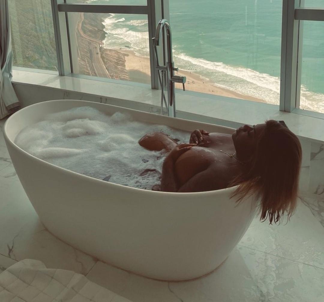 Sem censura, Jojo Todynho posa nua em banheira de hotel luxuoso