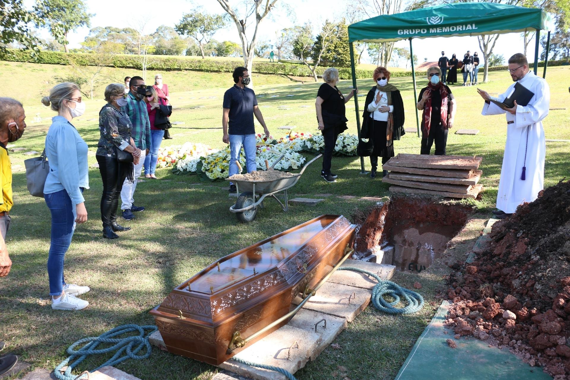 Corpo De Arnaldo Saccomani Enterrado Em Embu Das Artes Sp