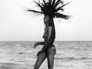 Aos Anos Naomi Campbell Posa De Topless Em Capa De Revista