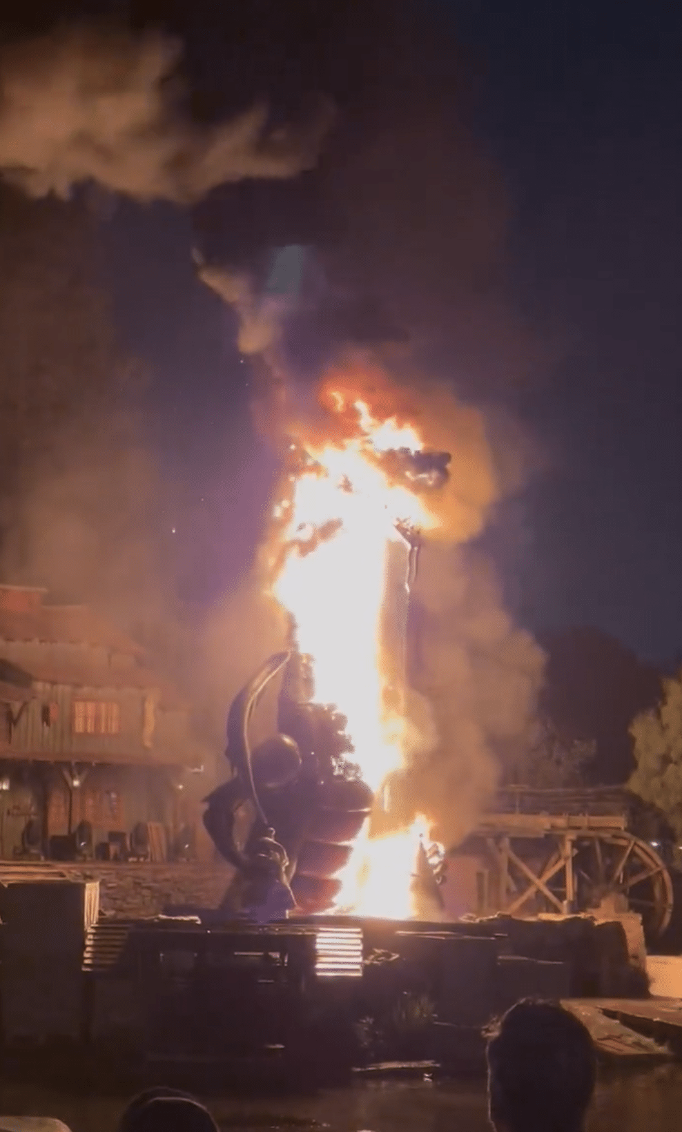 Dragão de 10 metros pega fogo durante show em parque da Disney na  Califórnia; VÍDEO, Mundo