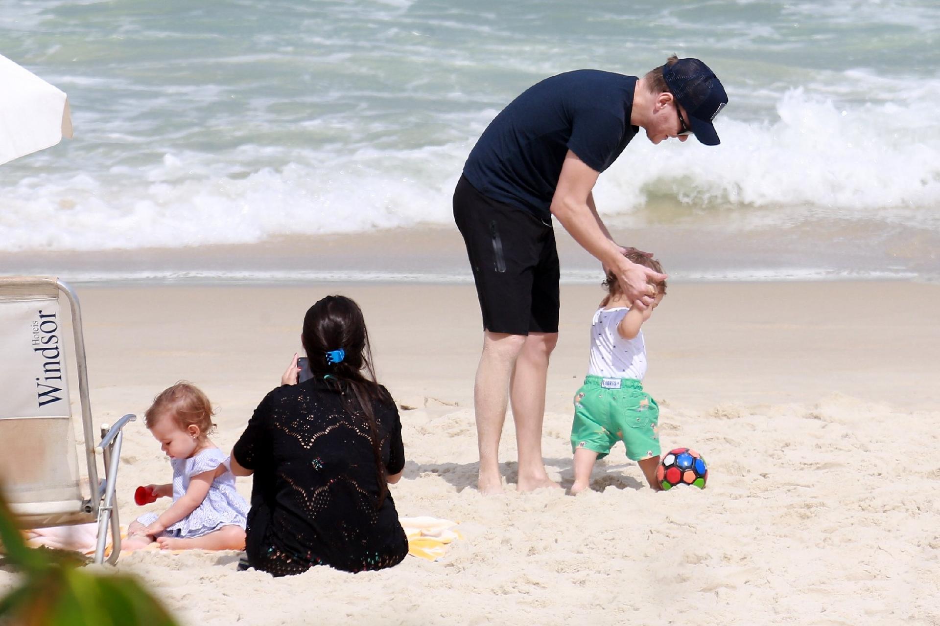 Michel Teló e Thaís Fersoza curtem praia os filhos no Rio de