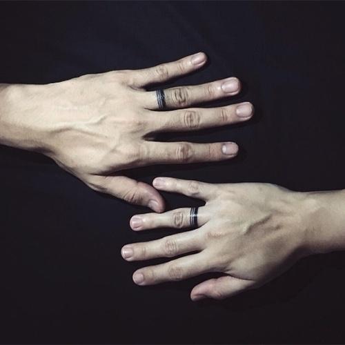 Esqueça os anéis de comprometido, a moda é tatuar os dedos