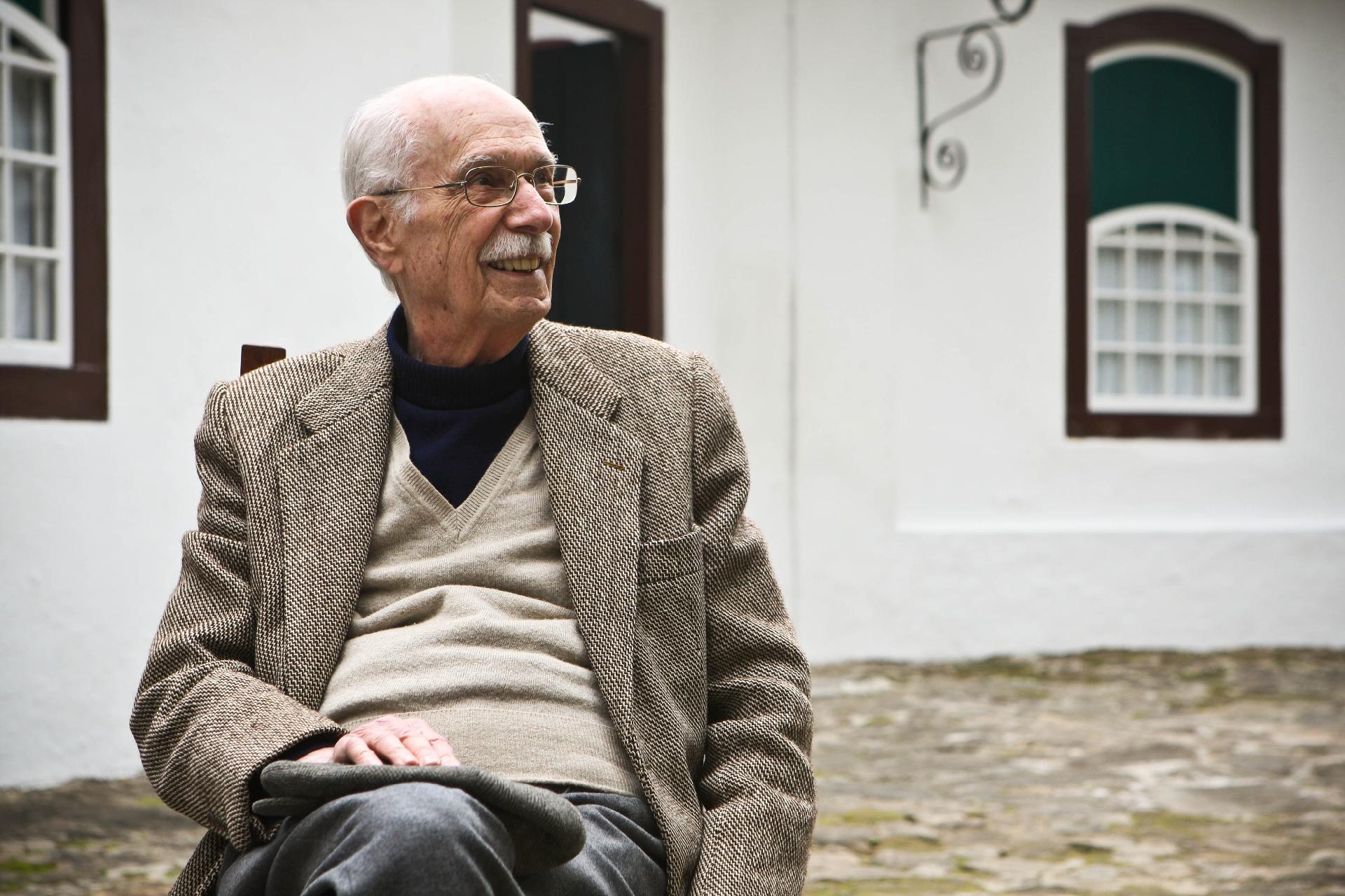 Os 11 livros que Antonio Candido considerava fundamentais para entender o Brasil UOL