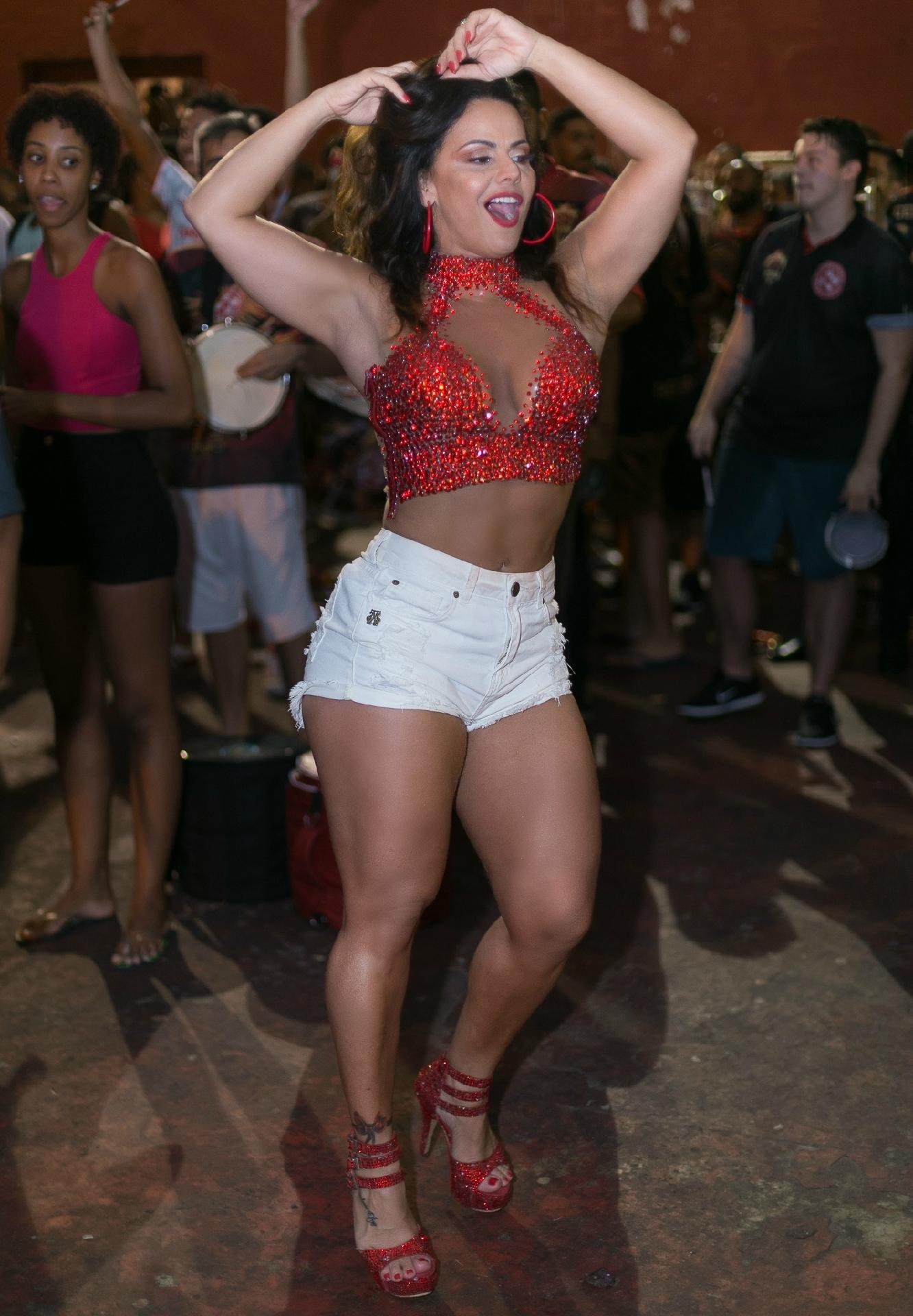 Look Decotado Viviane Ara Jo Samba Em Ensaio Do Salgueiro No Rio Uol Carnaval