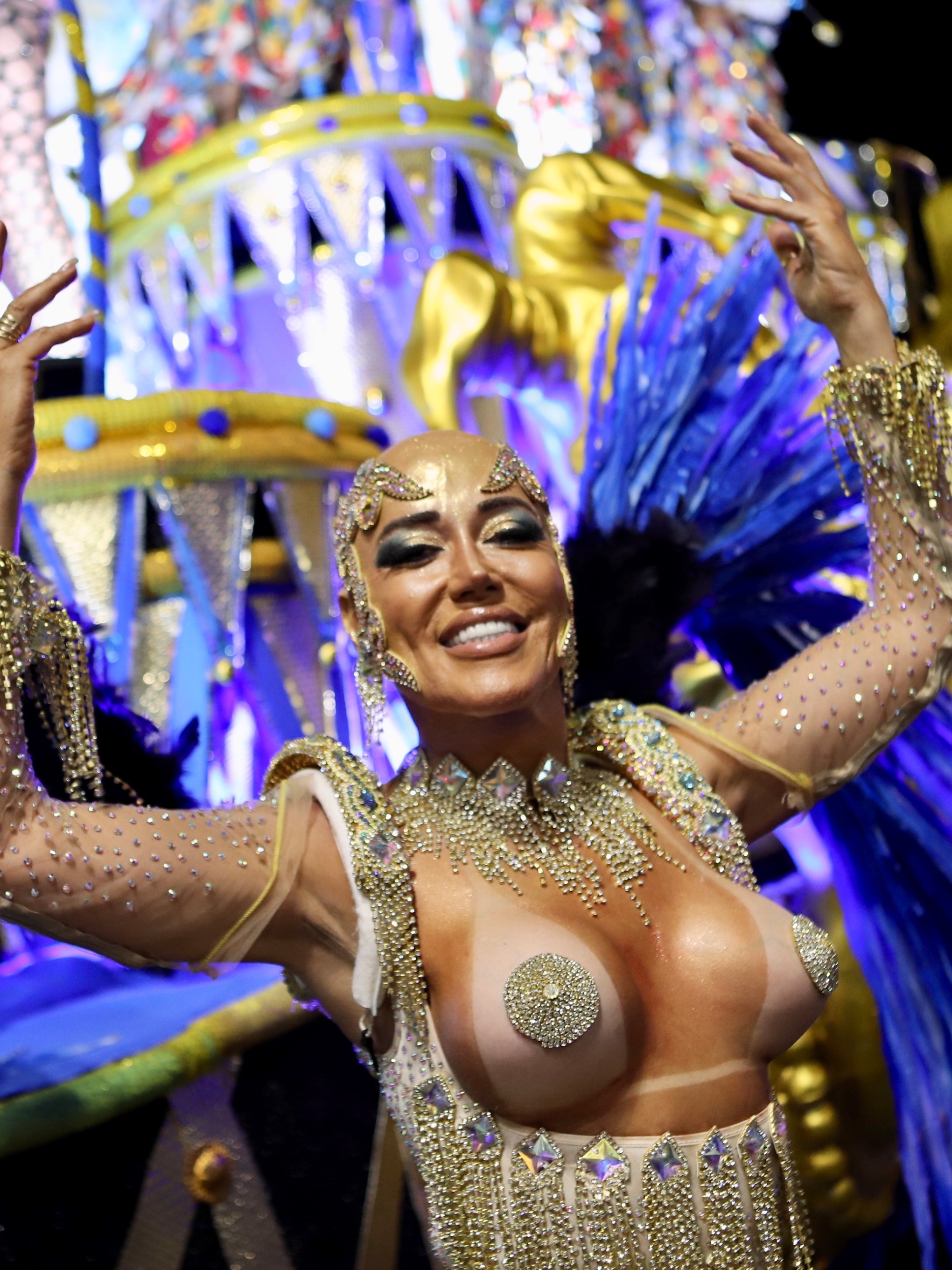 Carnaval: Mulher Abacaxi desfila de cabeça raspada e seios à mostra