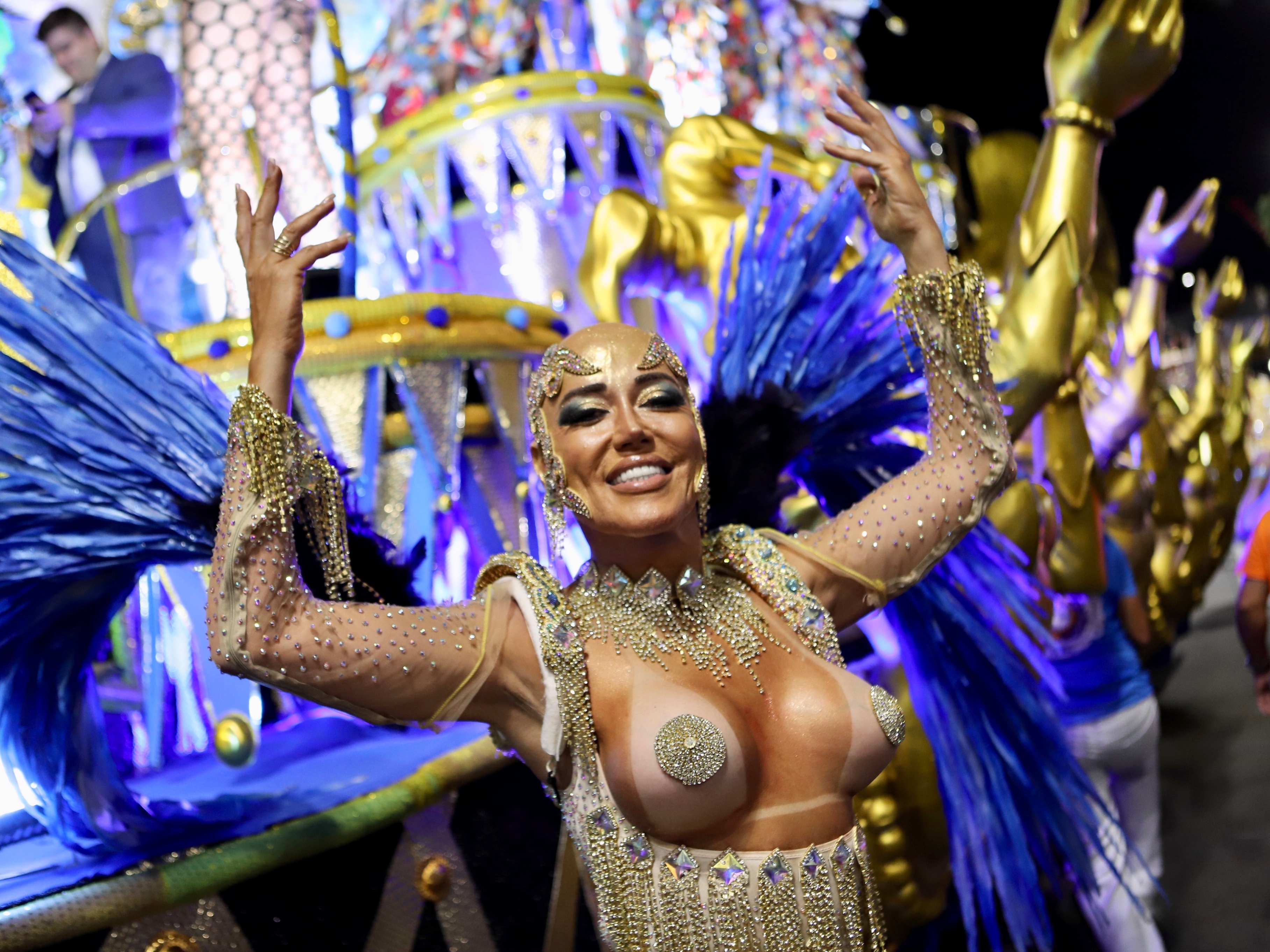 Carnaval: Mulher Abacaxi desfila de cabeça raspada e seios à mostra