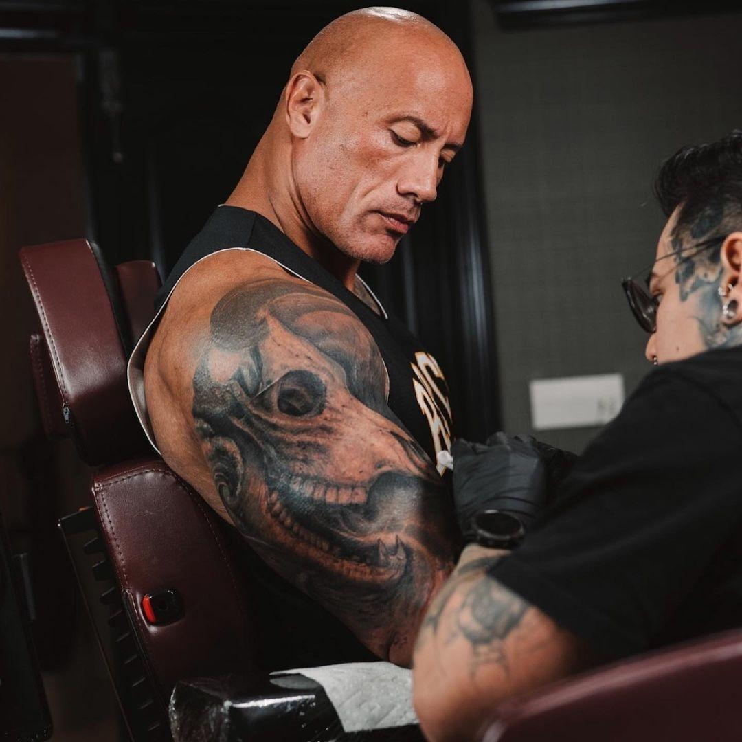 Medicina Tradicional Chinesa - Brasil - Dwayne Johnson, mais conhecido como The  Rock, ator americano, ex-lutador profissional, postou agora no seu  instagram @therock que está fazendo acupuntura. Esse corpinho tem 4  cirurgias