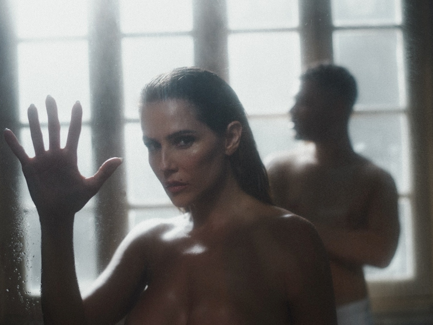 Deborah Secco e Pedro Sampaio fazem suruba em clipe; saiba detalhes