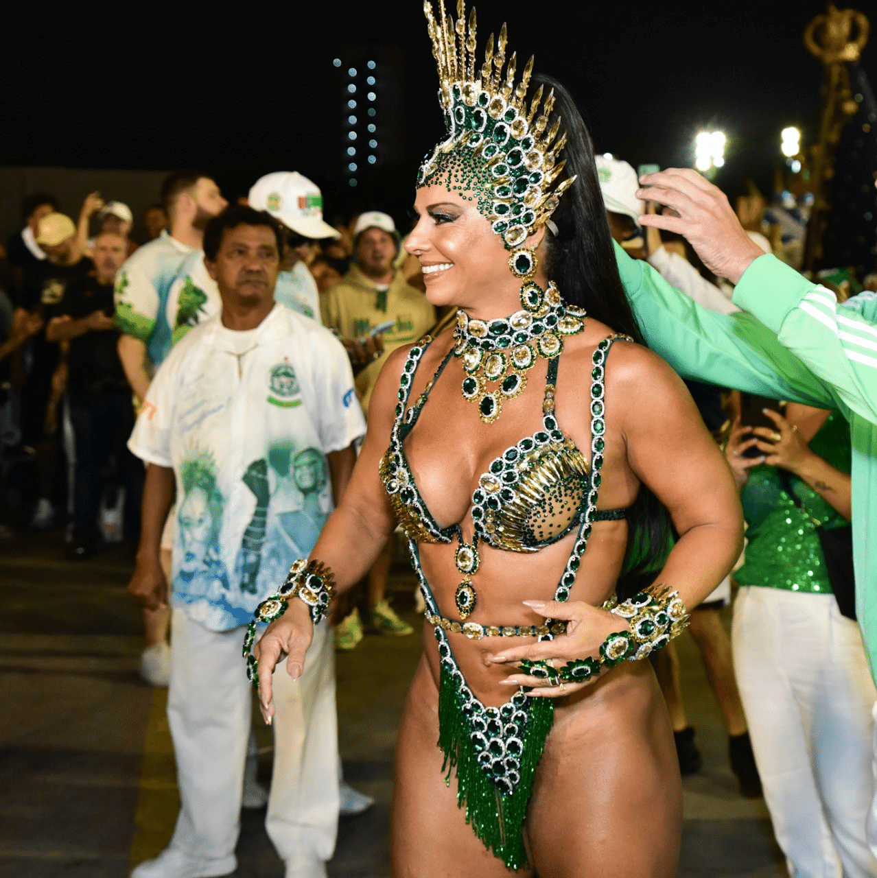 Vivi Araújo brilha como uma joia em SP após fofoca sobre posto de rainha