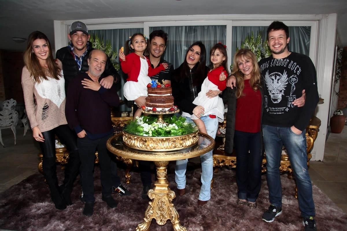 Fotos Família feliz! Leandro do KLB festeja aniversário com mulher e filhas 31/07/2017 UOL Fotos Família feliz! Leandro do KLB festeja aniversário com mulher e filhas 31/07/2017 UOL