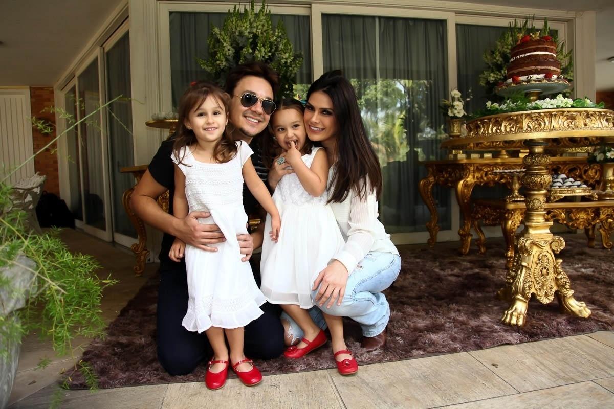 Fotos Família feliz! Leandro do KLB festeja aniversário com mulher e filhas 31/07/2017 UOL Fotos Família feliz! Leandro do KLB festeja aniversário com mulher e filhas 31/07/2017 UOL