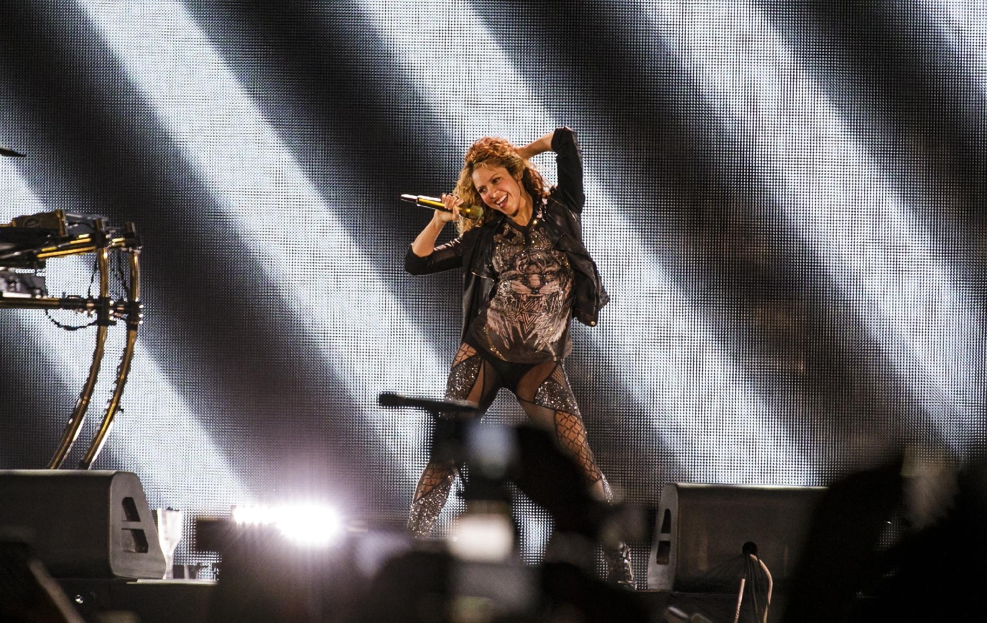 Shakira encerra jejum de sete anos e faz festa latina para 40 mil