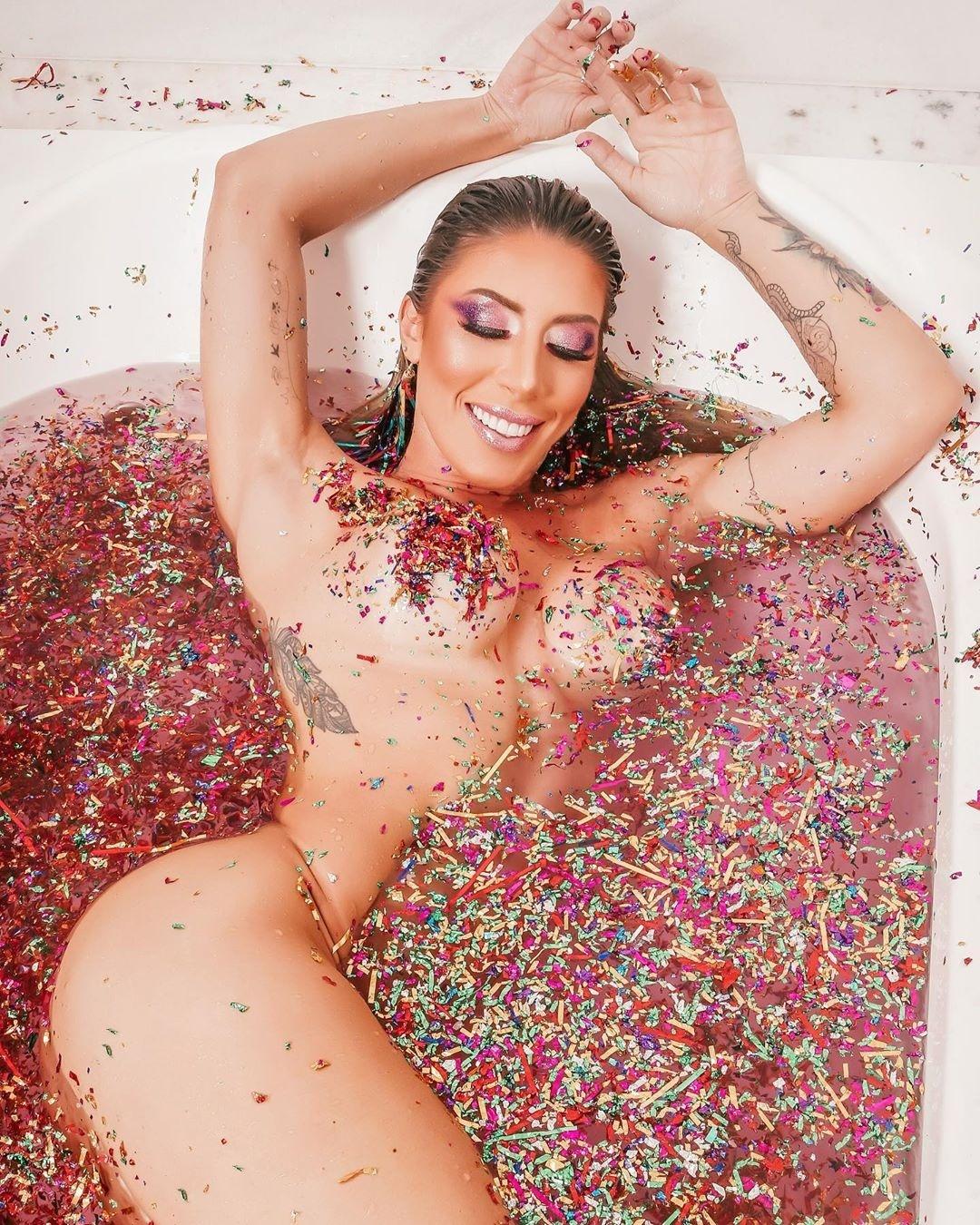 Tati Minerato posa nua em ensaio de Carnaval