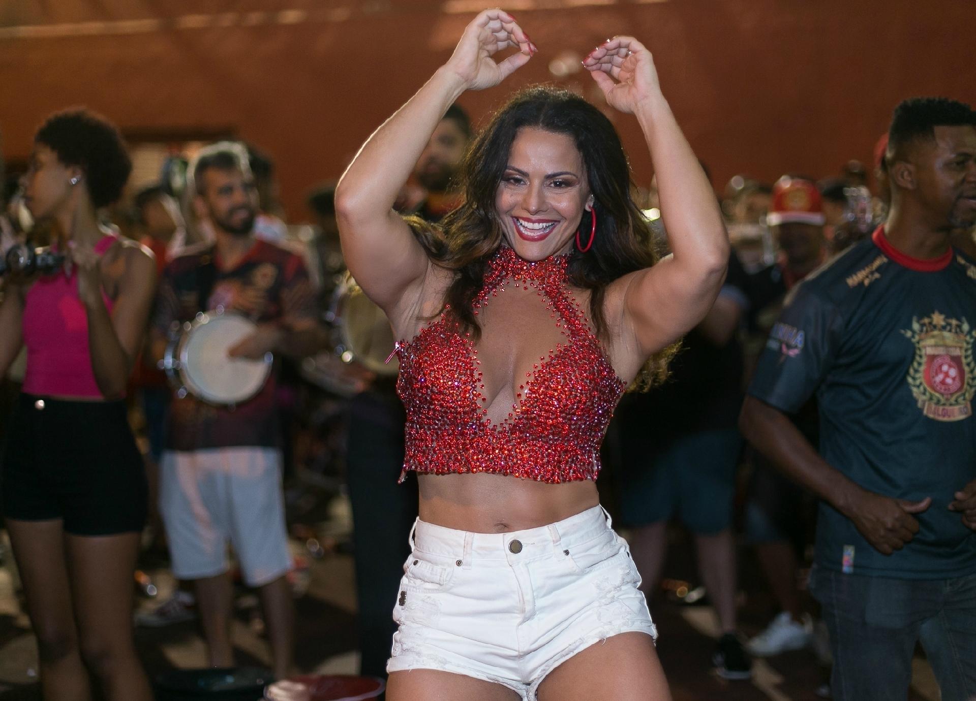 look decotado Viviane Araújo samba em ensaio do Salgueiro no Rio UOL Carnaval