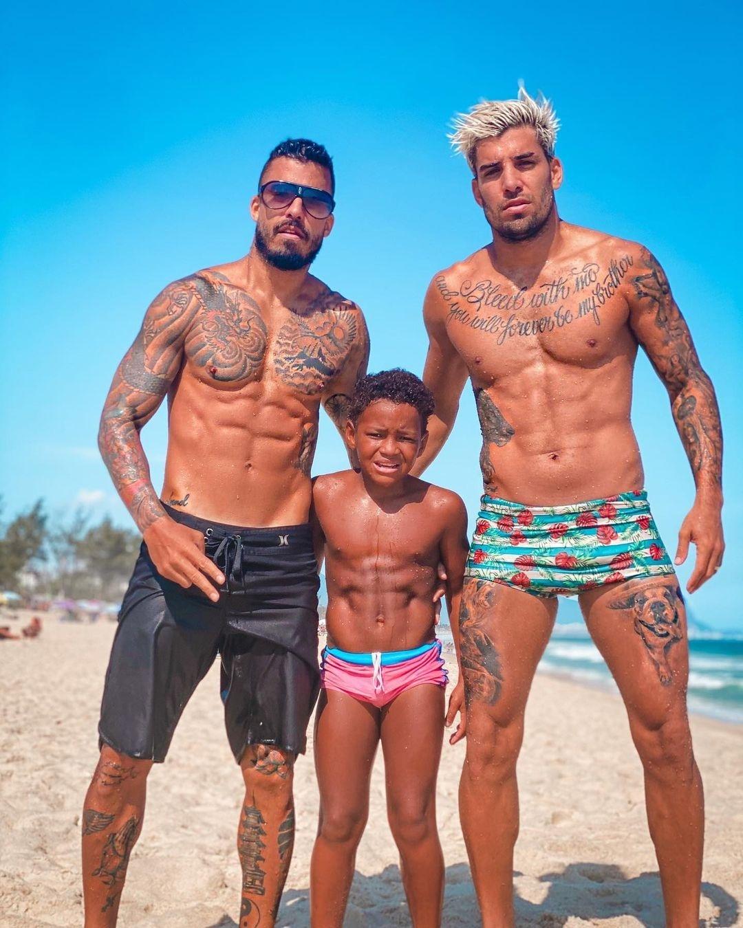 Carol Nakamura desmente edição em foto do filho com barriga definida