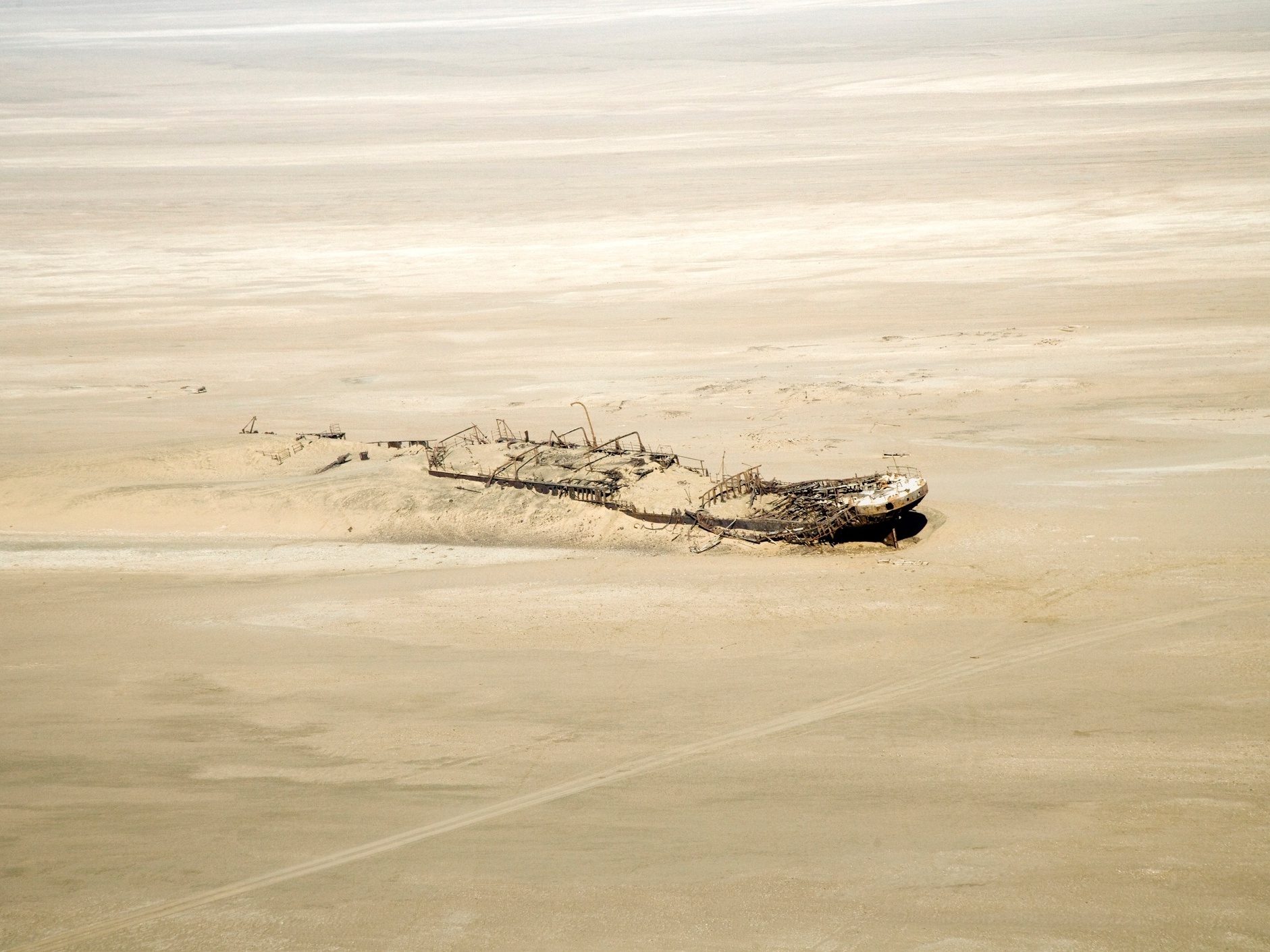 homem quase se afunda em areia movediça em meio ao deserto #fyyyy #new