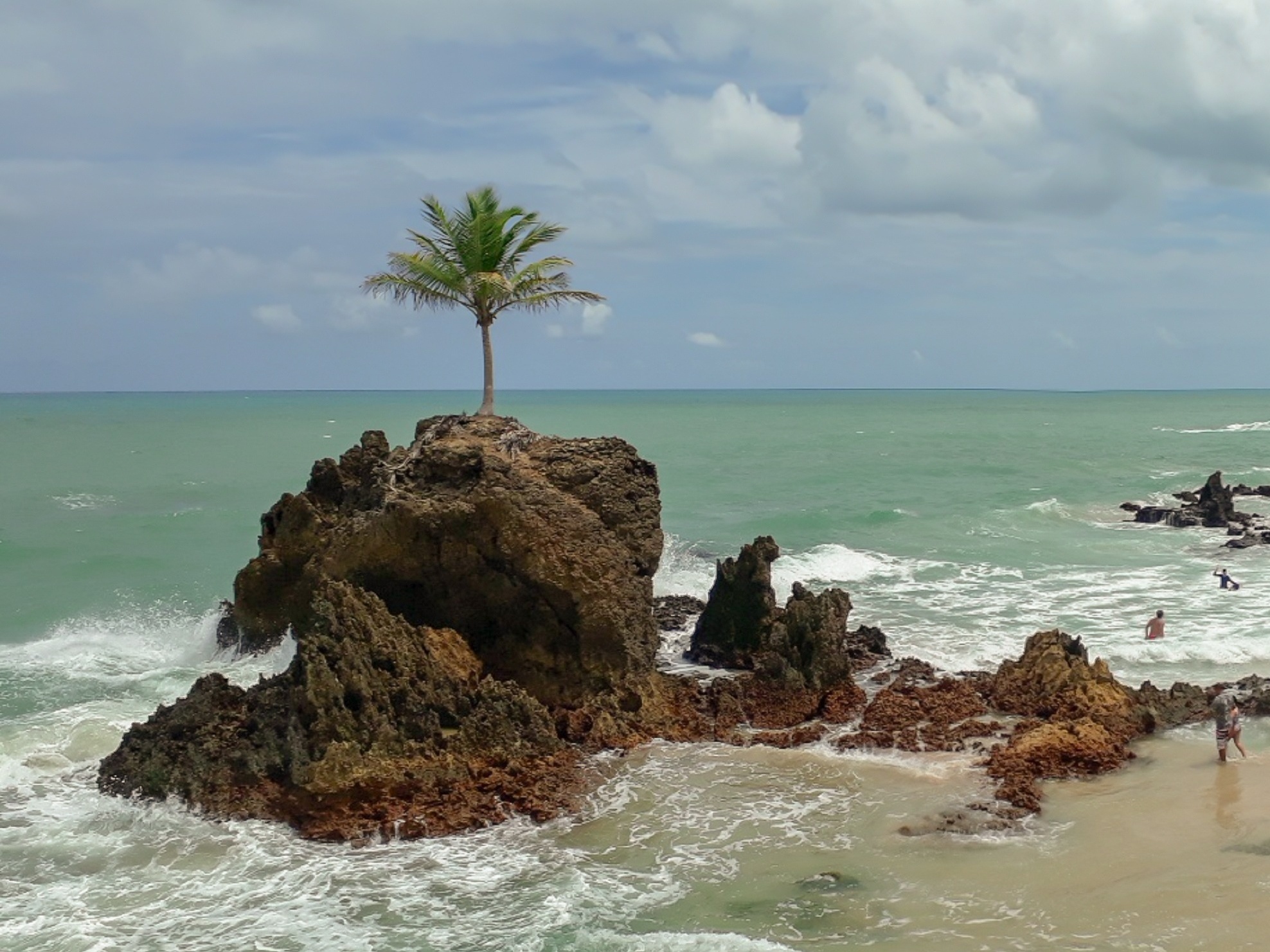 Como é Tambaba, praia de naturismo mais antiga do Nordeste