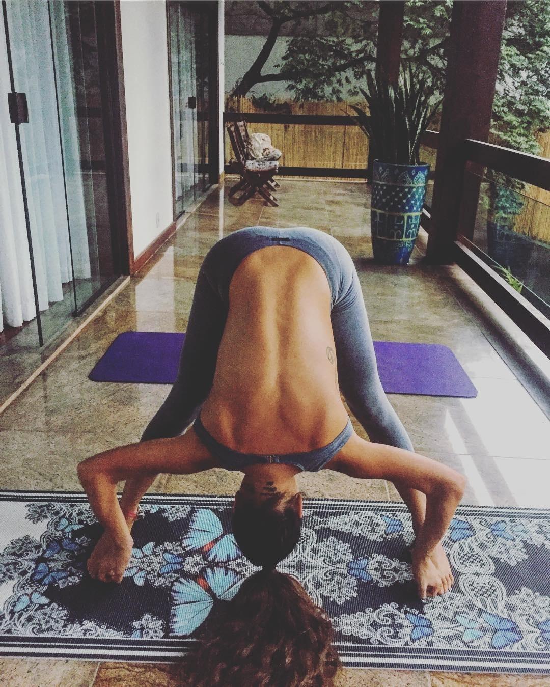 Isis Valverde compartilha clique em pose da yoga e esbanja flexibilidade