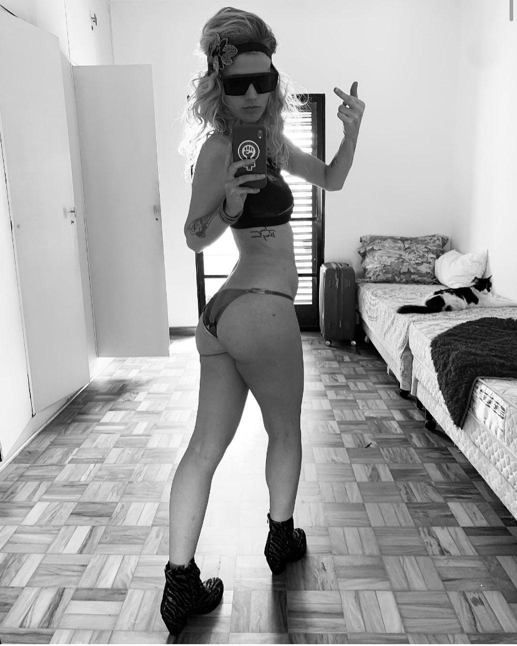 Ana Cañas posta foto da bunda e reflete sobre liberdade de mostrar seu corpo