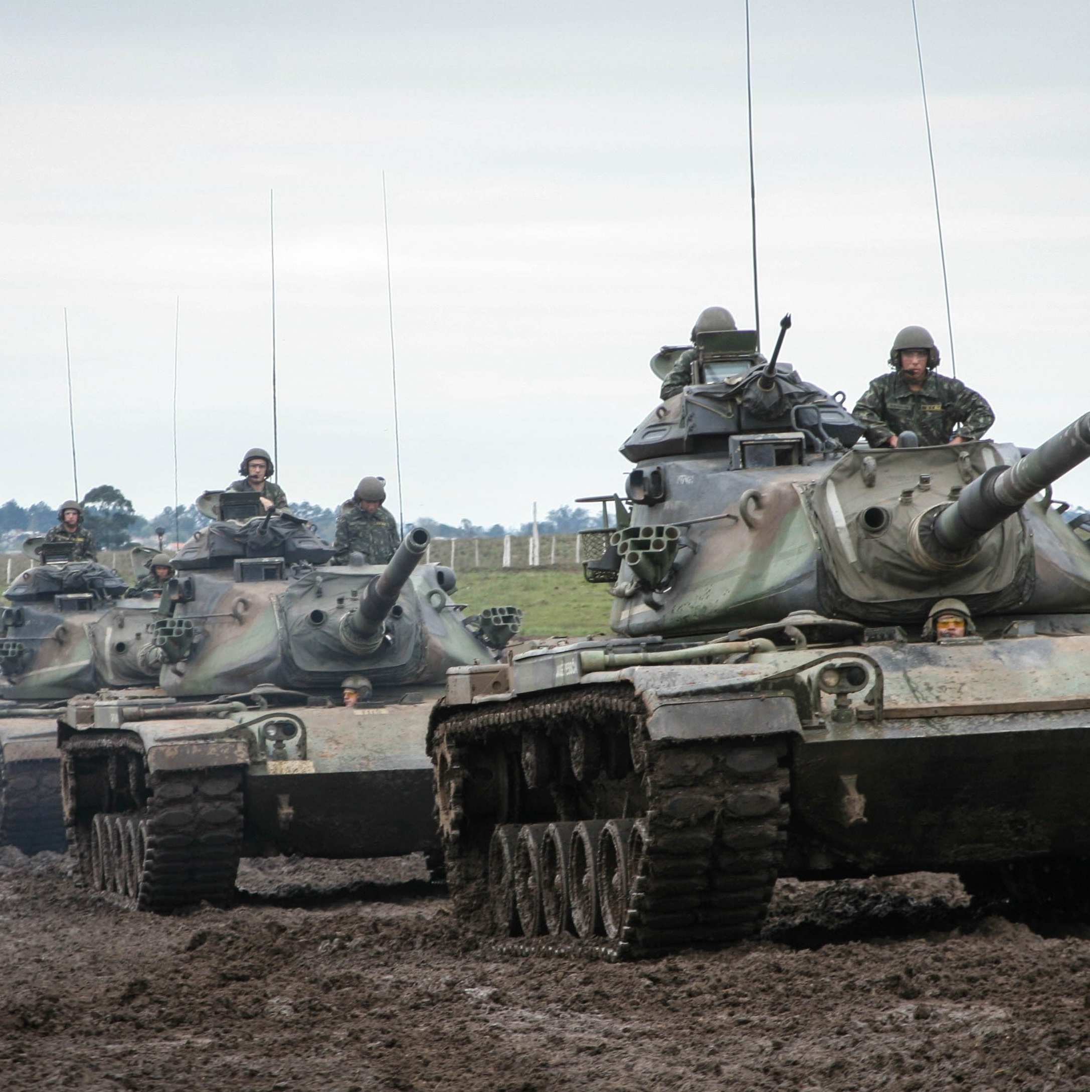 Exército Brasileiro Leva Tanques a Fronteira 