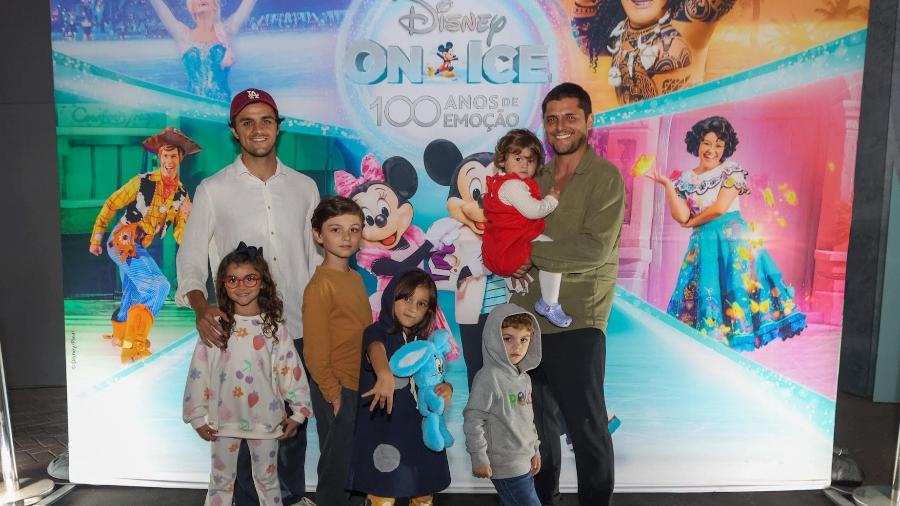 Felipe Simas E Bruno Gissoni Levam Os 5 Filhos A Disney On Ice No Rio