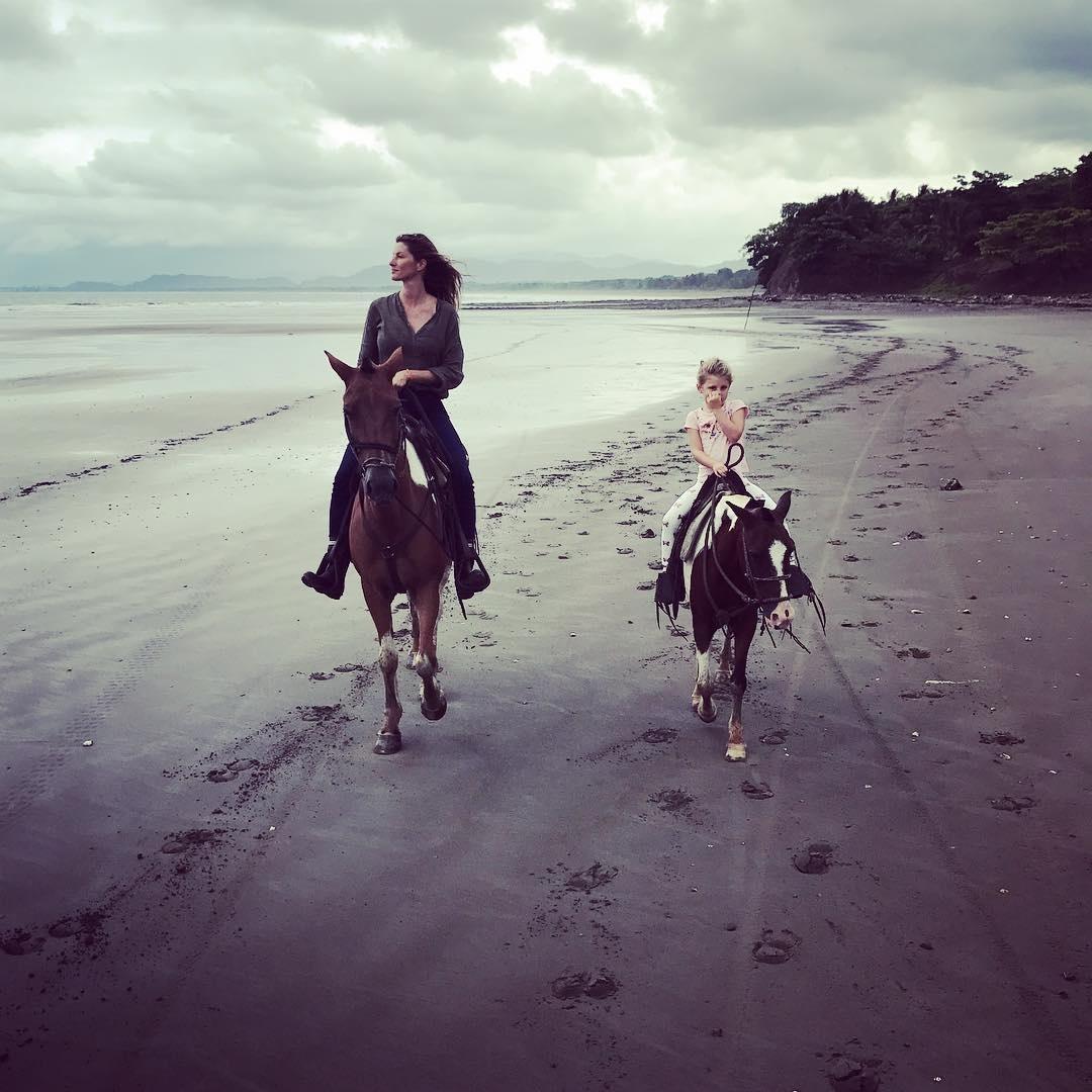 Tal mãe, tal filha! Gisele Bündchen e Vivian cavalgam juntas na praia -  17/07/2017 - UOL TV e Famosos