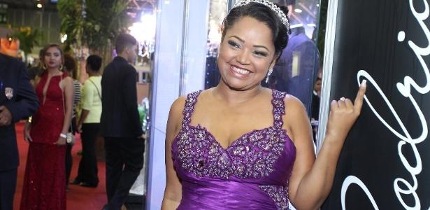 Festa saiu de graça: Ex-BBBs vão ao casamento da sister Elis, no Rio