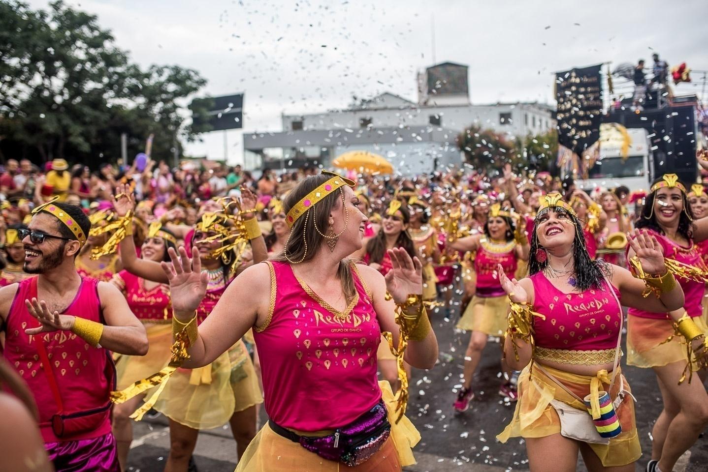 Fotos Bloco Ent O Brilha Arrasta Multid O Purpurinada Em Belo