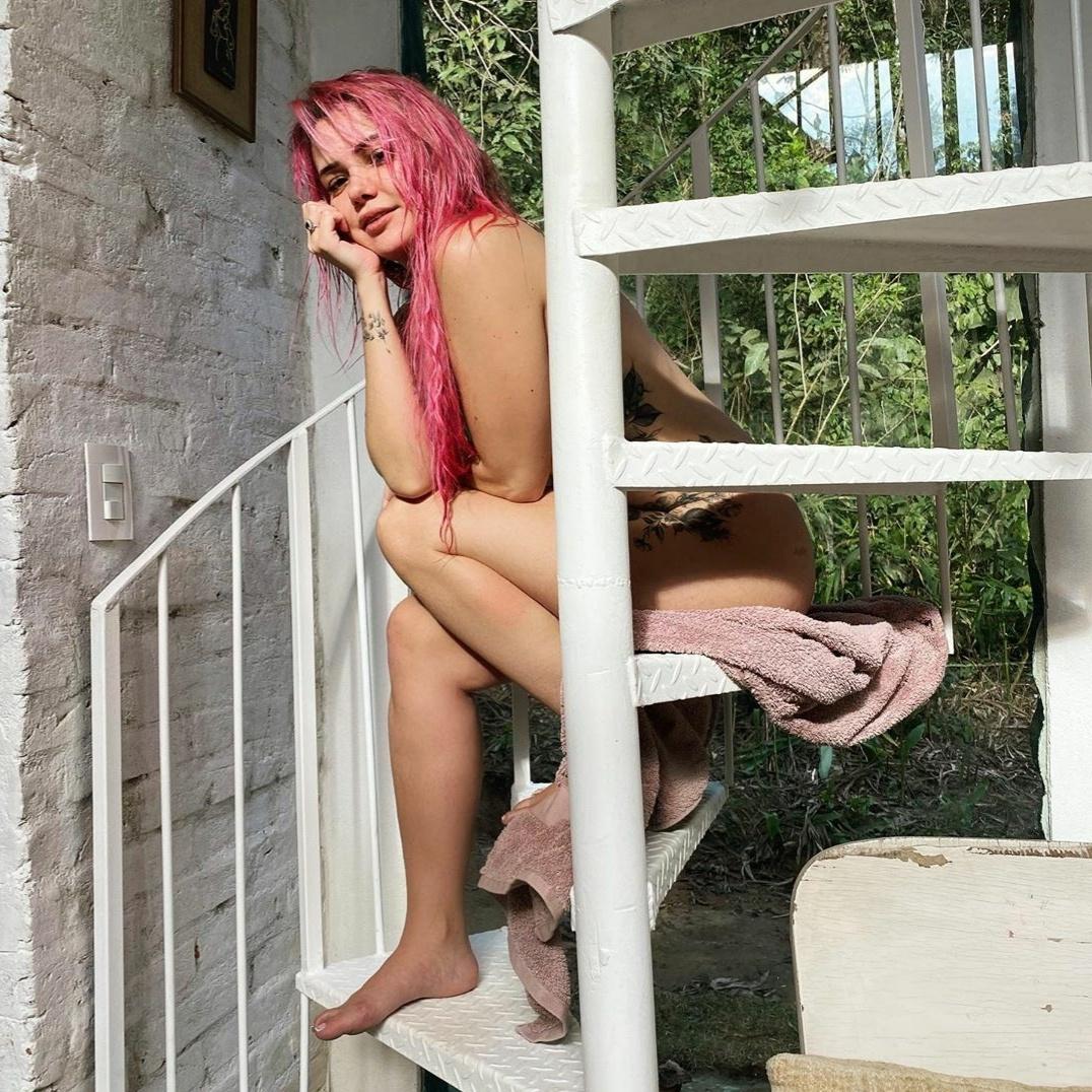 Ex-BBB Marcela McGowan posta foto nua: 'In natura'