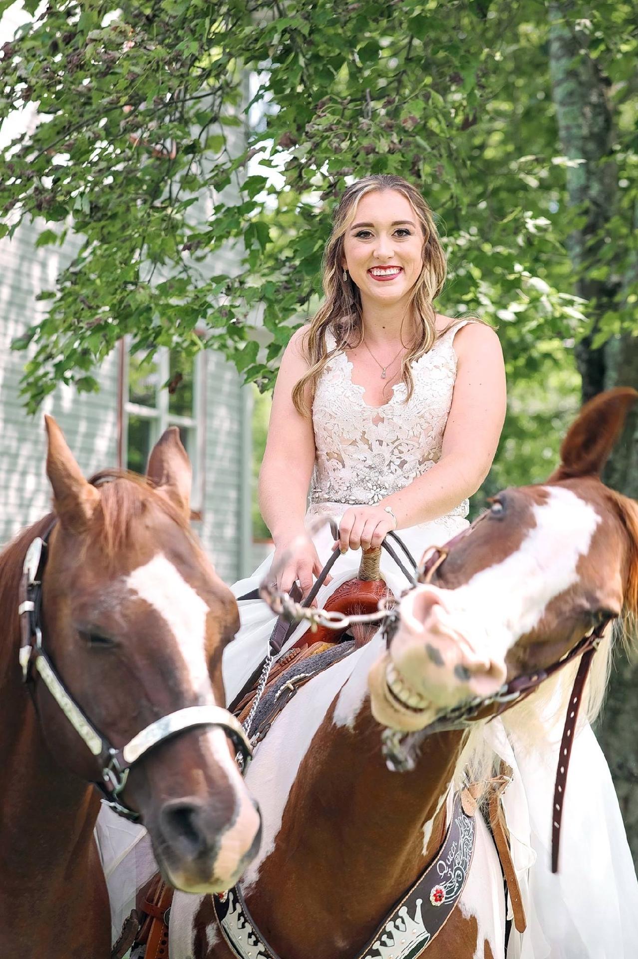 Cavalo dá sorrisão para foto de casamento da dona e conquista a internet -  08/11/2017 - UOL Universa