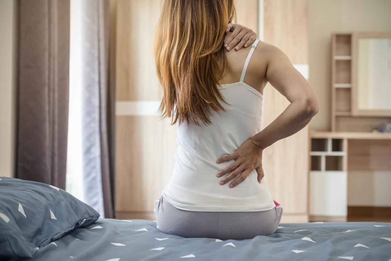 Dor nas costas é primeiro sintoma de doença que "cola" ossos da coluna -  10/12/2018 - UOL VivaBem