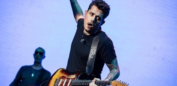 Distribuindo sorrisos em SP | John Mayer abre turnê no Brasil com 'parabéns' e sarrada no ar