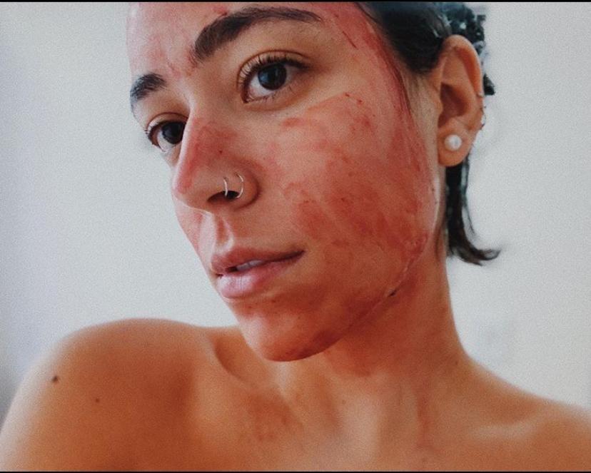 Faço máscara facial com o sangue da minha menstruação e isso mudou a  maneira de me enxergar