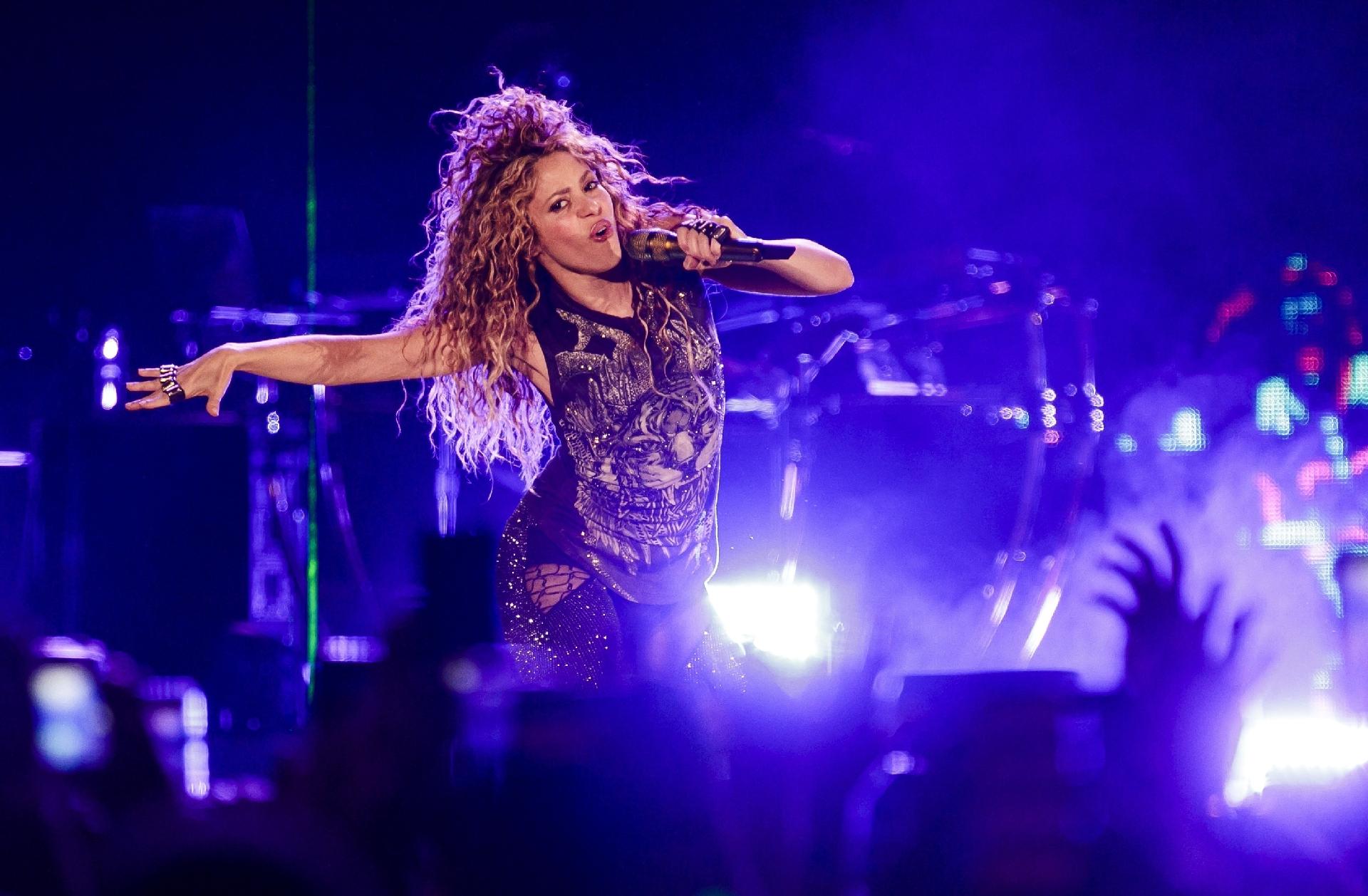 Shakira encerra jejum de sete anos e faz festa latina para 40 mil