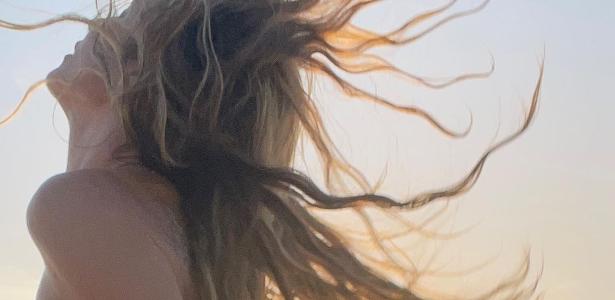 Aos Anos Modelo Heidi Klum Posa Sem A Parte De Cima Do Biqu Ni