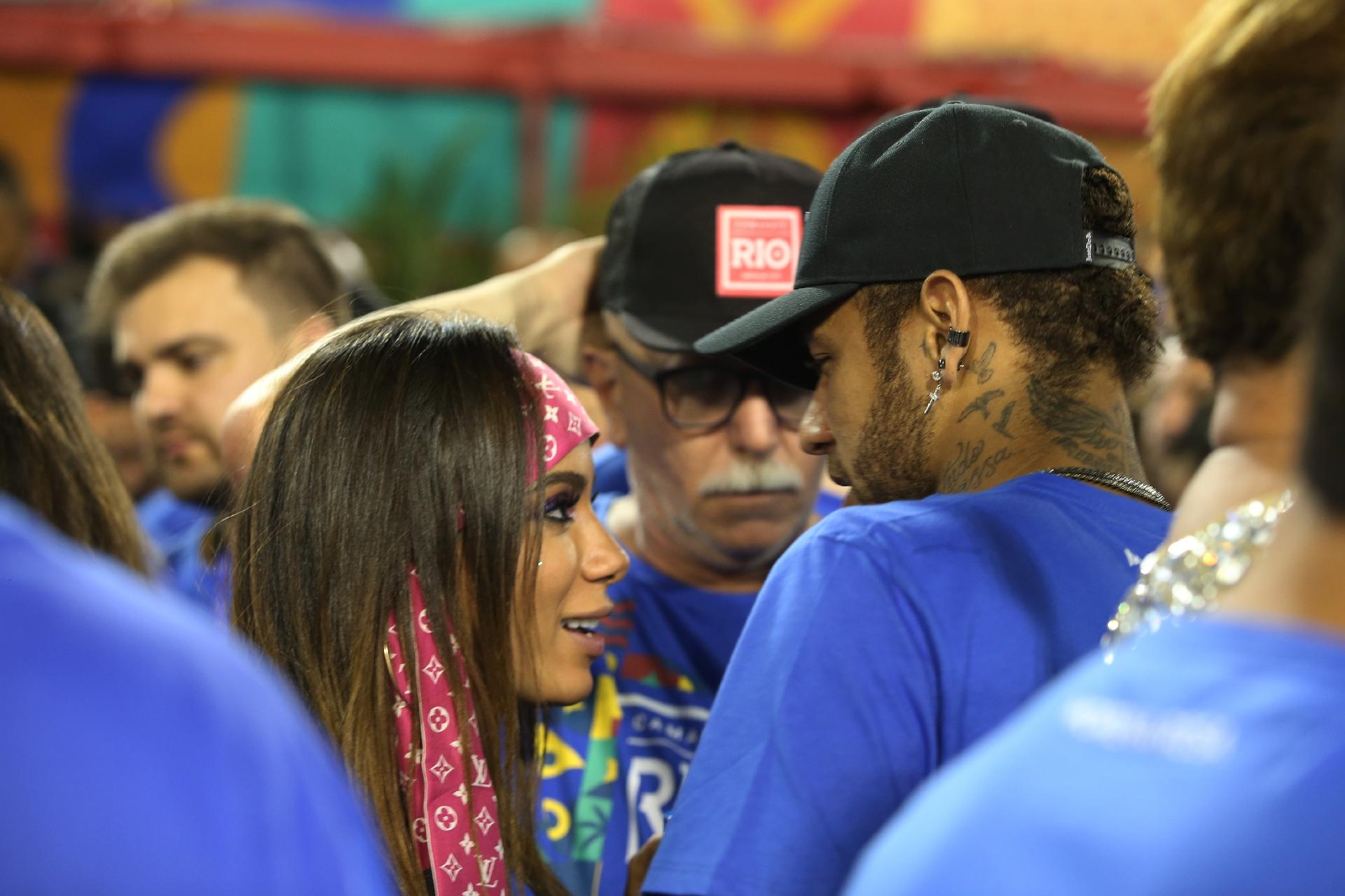 Neymar e Anitta beijam muito em área reservada na Sapucaí