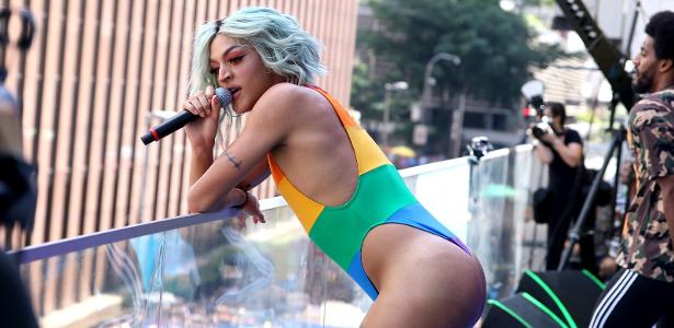 'Não briguem' | Show de Pabllo Vittar tumultua rua de SP e cantora dá até bronca
