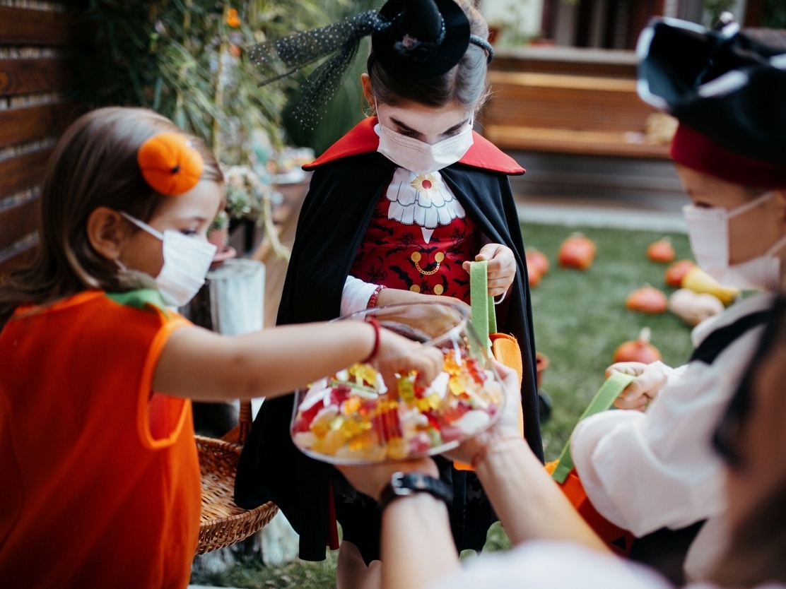 Garotas Engraçadas Em Fantasias De Bruxa Para Assustar O Halloween Com A  Ajuda De Um Livro