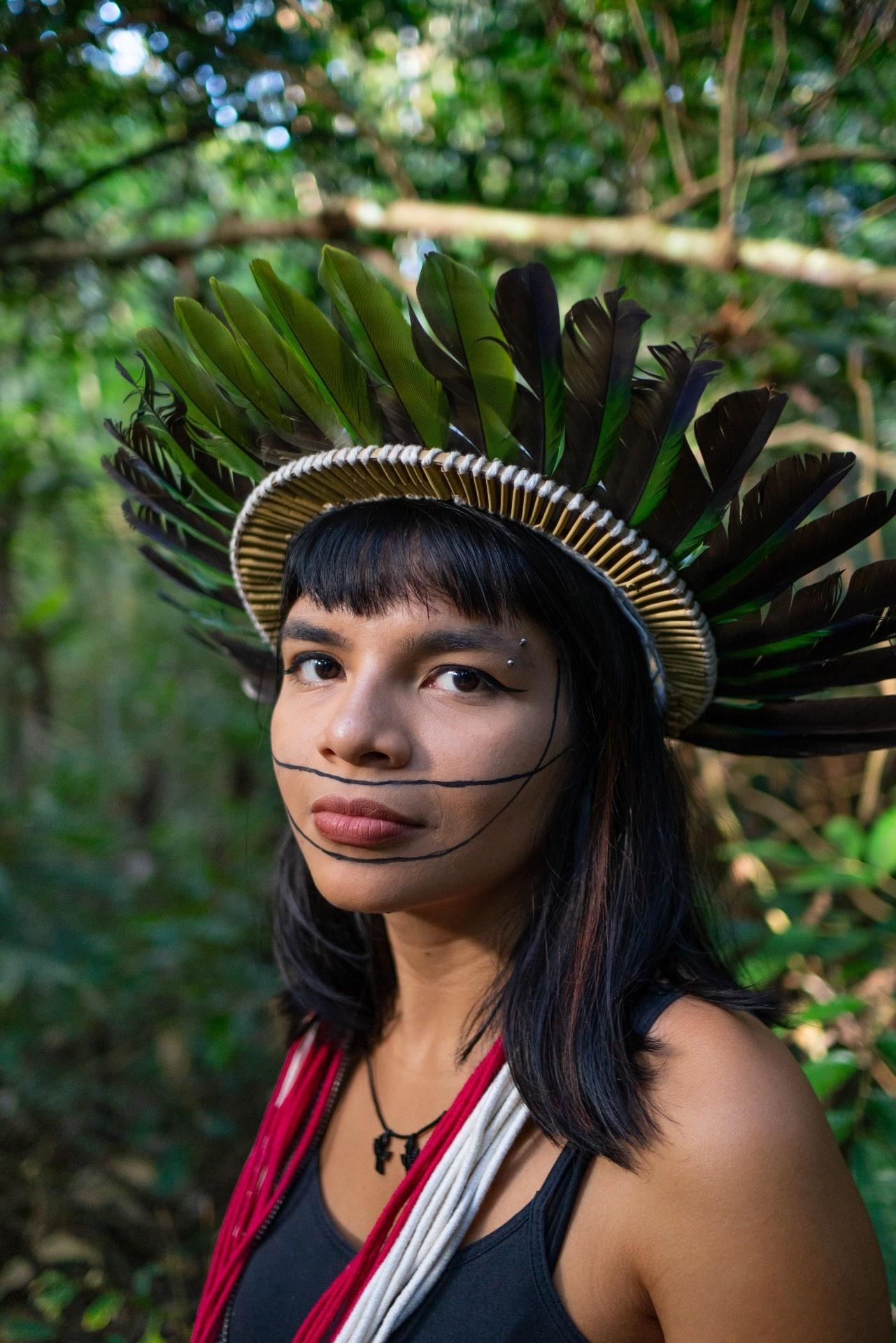 Ataques 'fazem minha voz ecoar cada vez mais', diz ativista Txai Suru&iacute; -  09/11/2021 - UOL ECOA