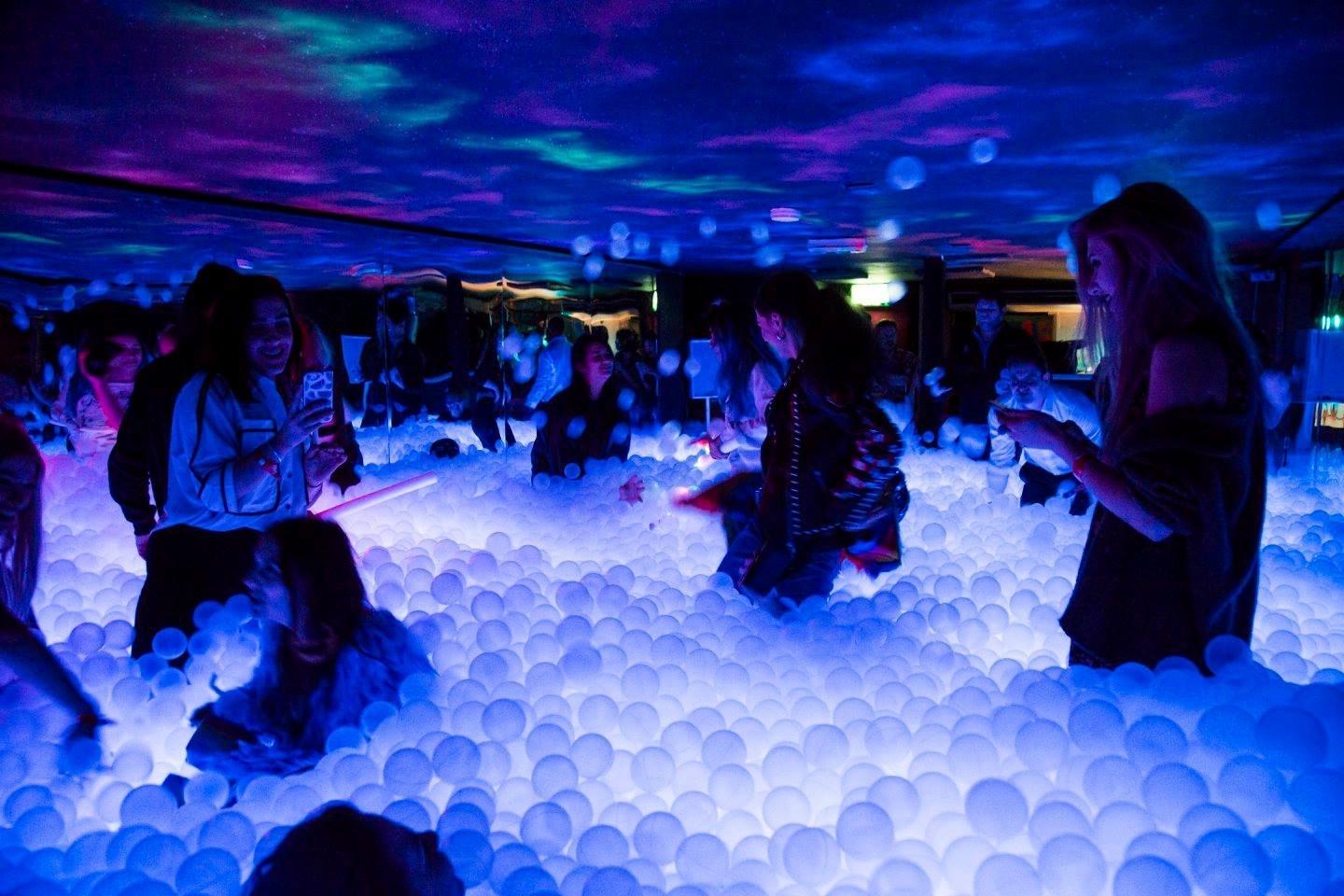 Em Londres a balada agora é na piscina de bolinhas 17 02 2017 UOL Estilo de vida