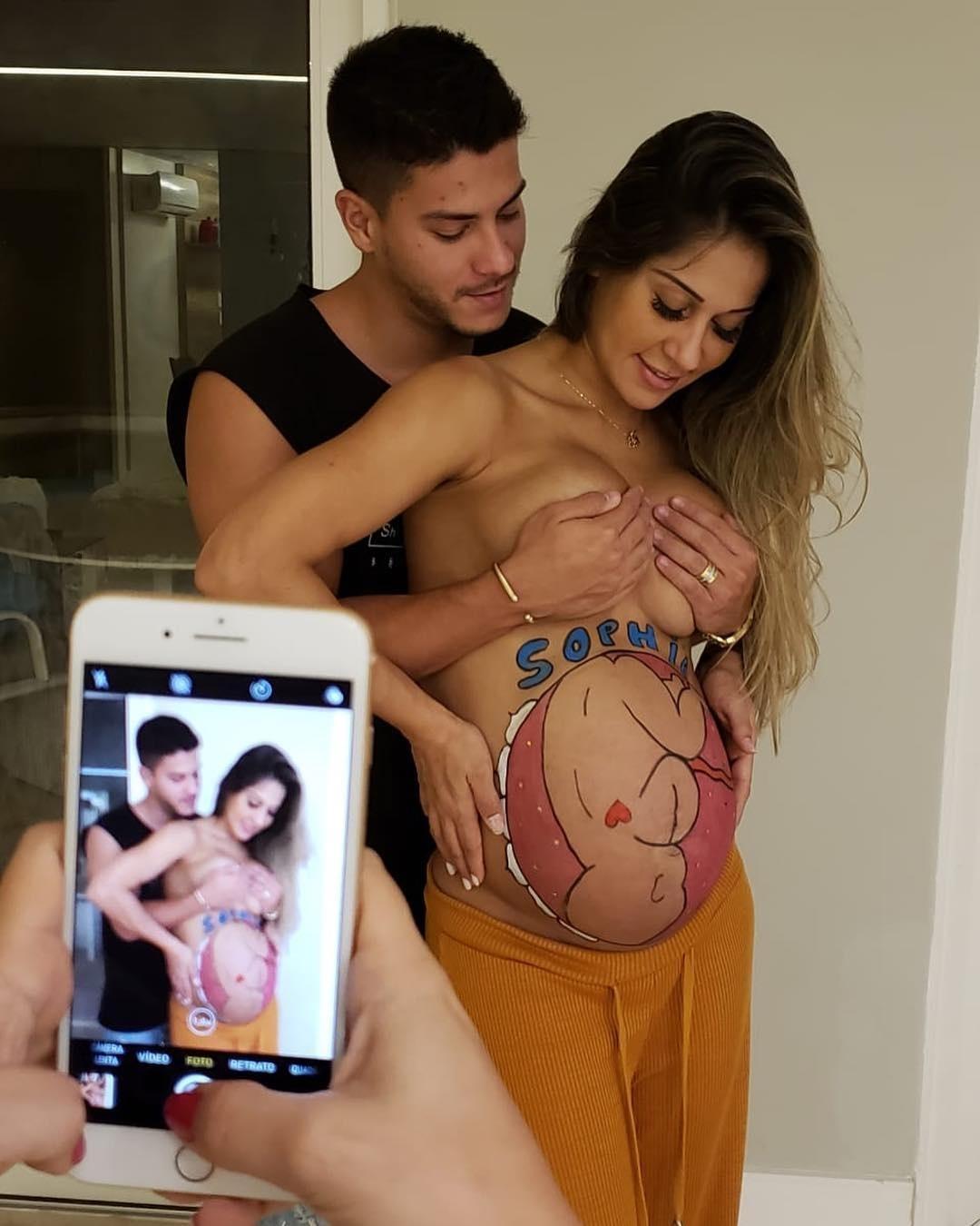 Arthur Aguiar tampa os seios de Mayra Cardi, que posa com a barriga pintada  - Entretenimento - BOL