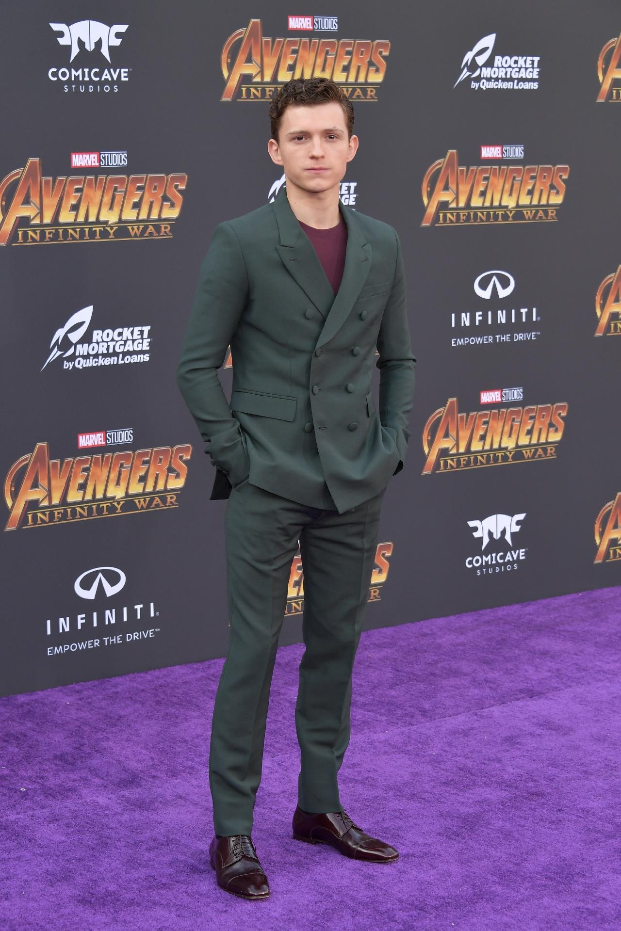 Tom Holland quase fica com bumbum em chamas em sessão de fotos - 13/06/2019  - UOL Entretenimento