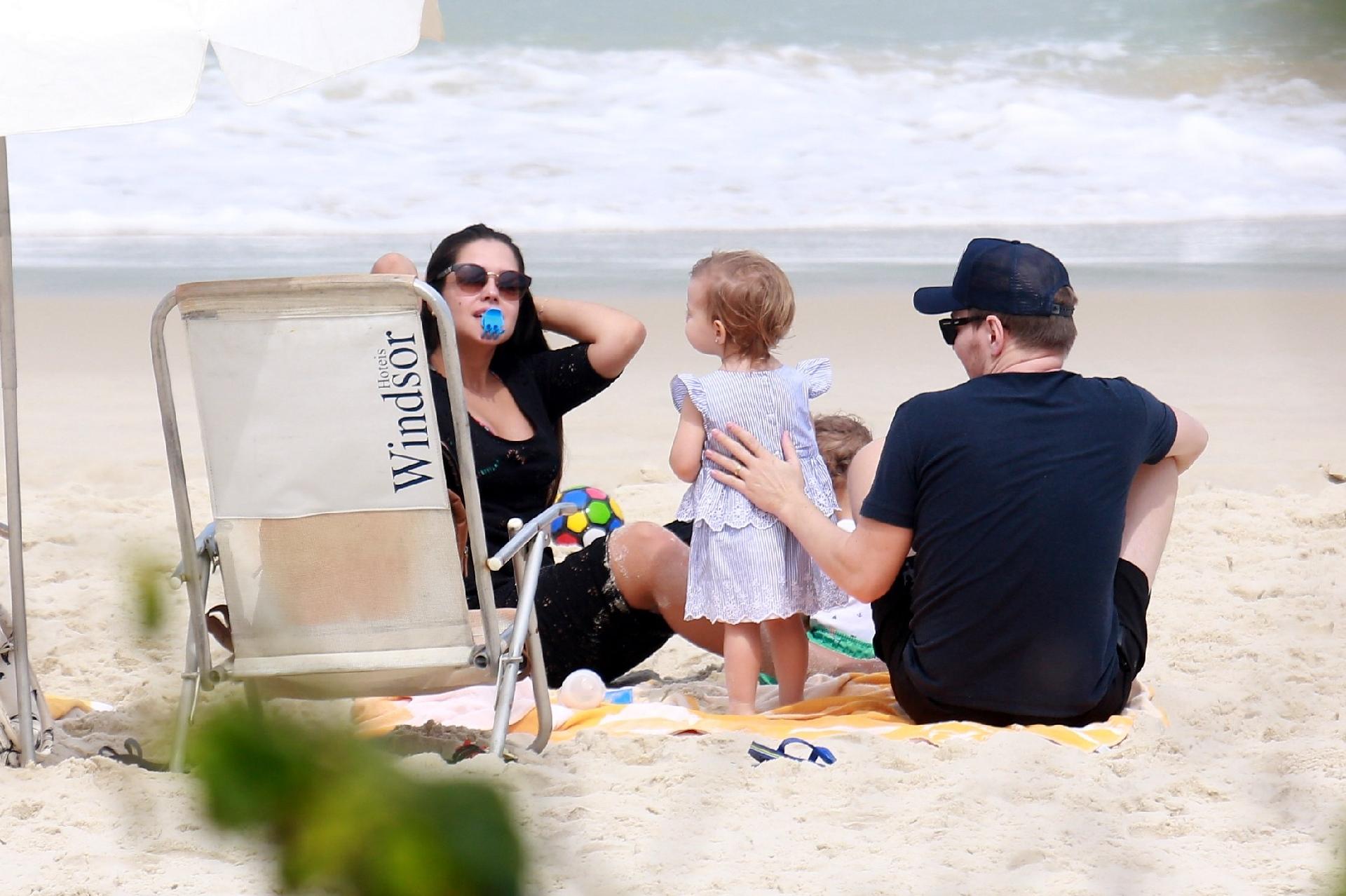 Michel Tel E Tha S Fersoza Curtem Praia Os Filhos No Rio De