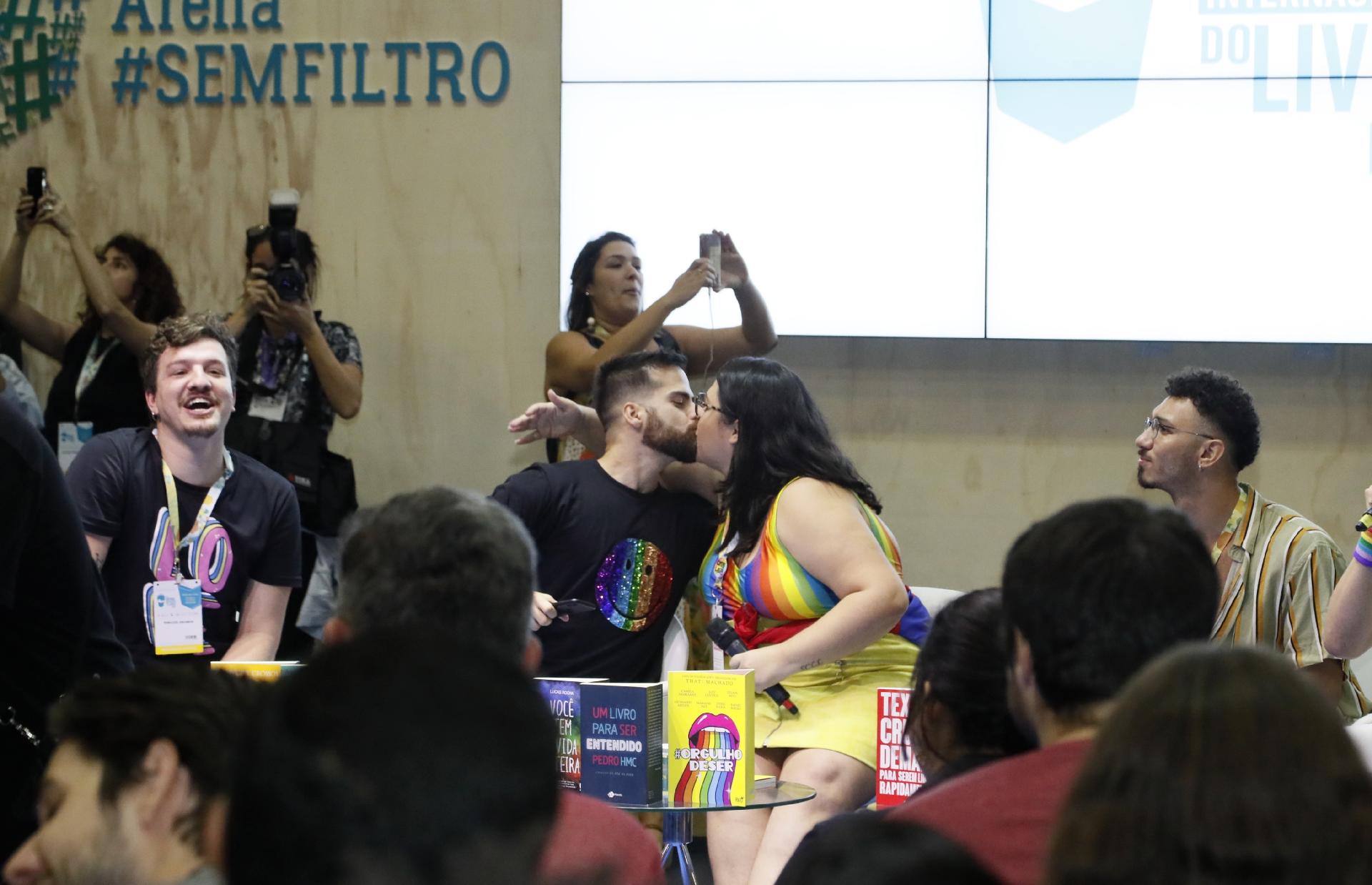 Público Da Bienal Faz Beijaço Contra Apreensão De Livros Lgbt 07 09 2019 Uol Entretenimento