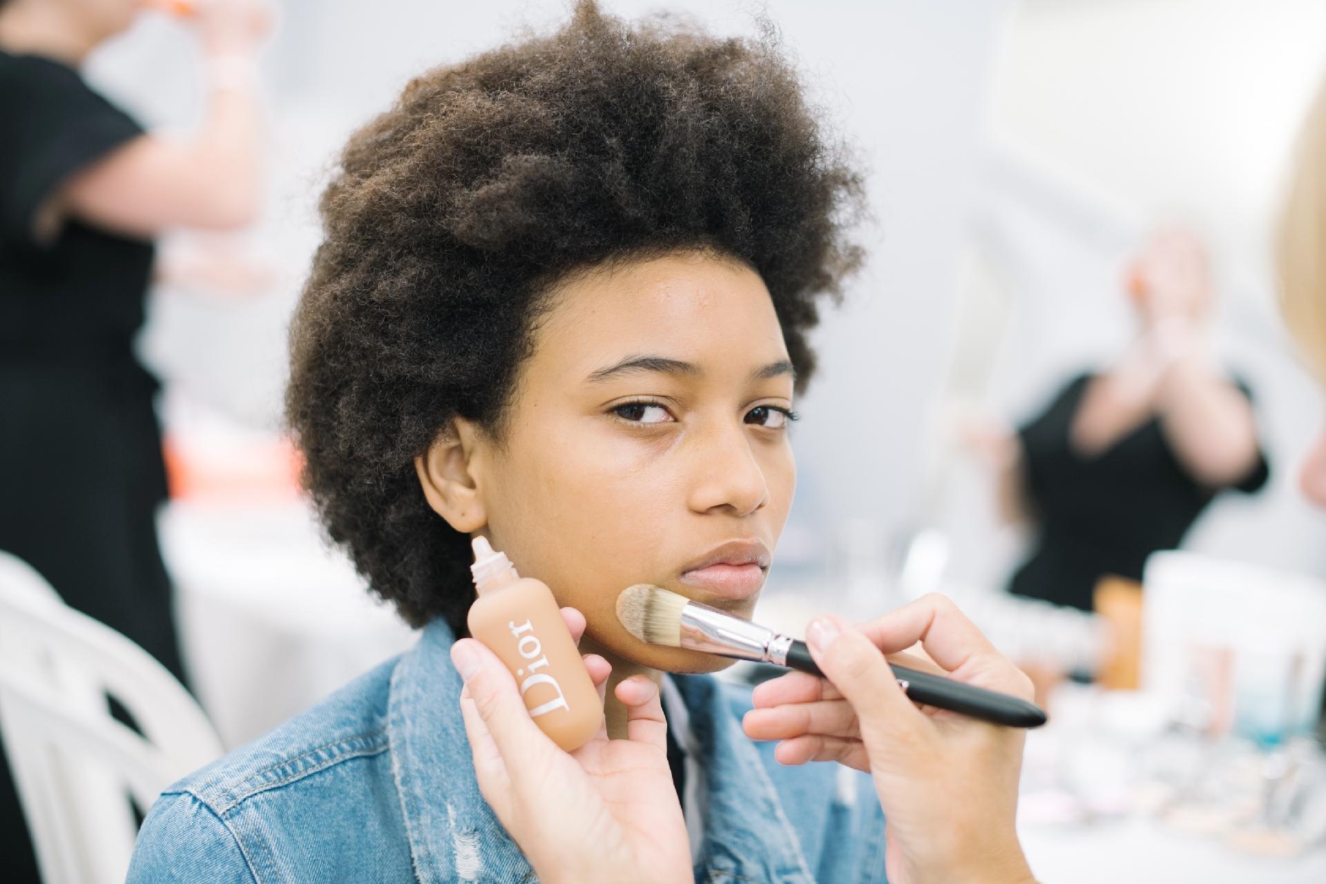 Beleza natural domina desfile da Dior na Semana de Alta-Costura em Paris -  03/07/2018 - UOL Universa