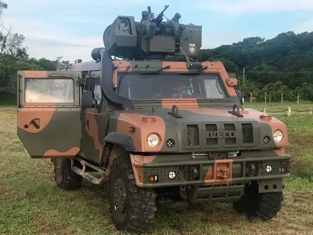 Qué es armored en Portugués? blindado