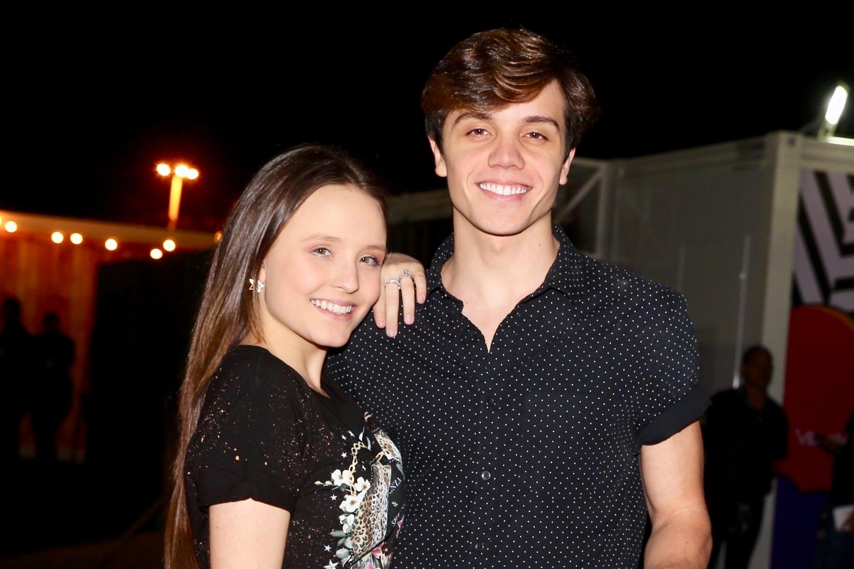 Filho de português, Shawn Mendes treina idioma e tira dúvidas de fãs