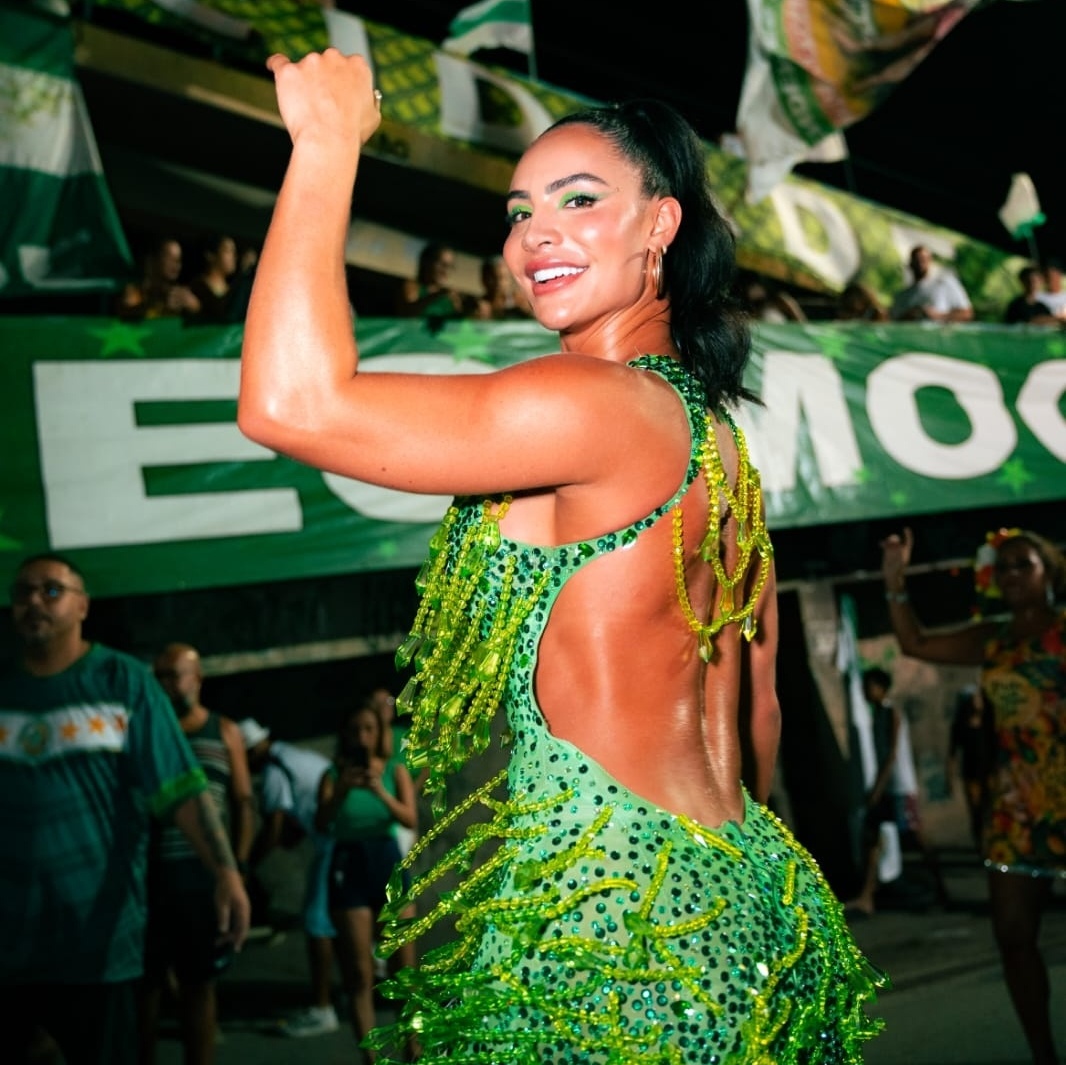 Aline Mineiro brilha em ensaio de rua da Mocidade Independente