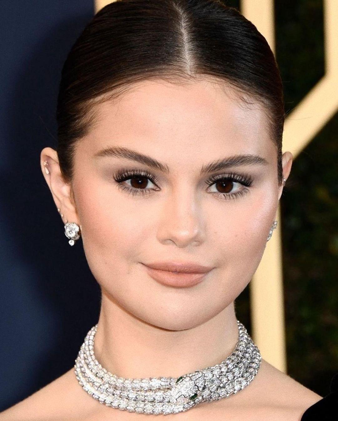 Cílios de boneca: Selena Gomez ensina como fazer a técnica que