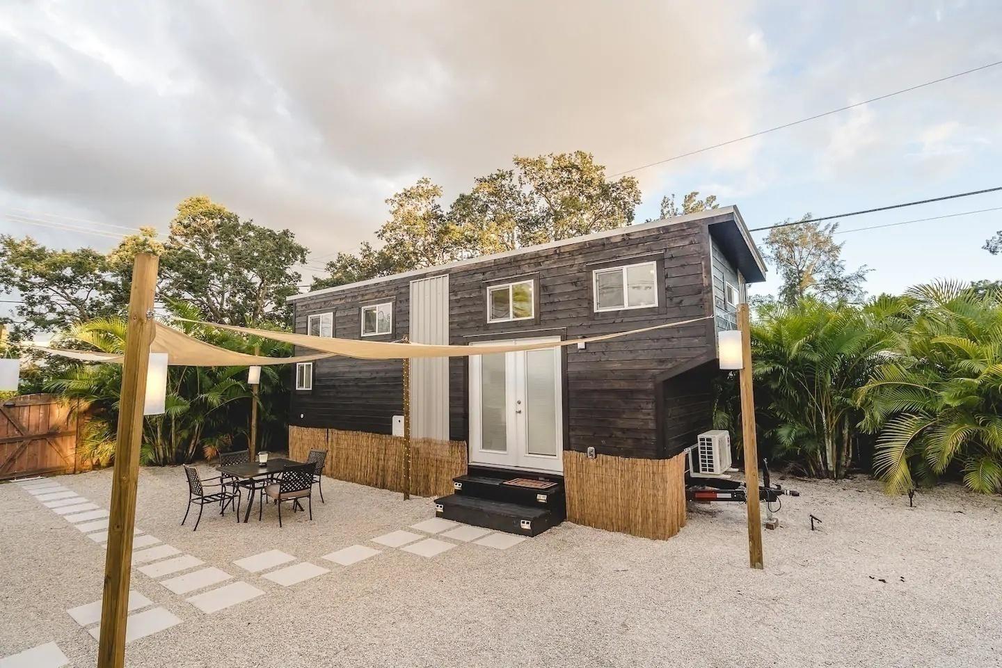 Tiny house a história da família brasileira que vive em uma minicasa